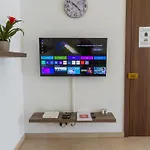 Modern & 2 Bedroom & 2 Bathrooms شقة *